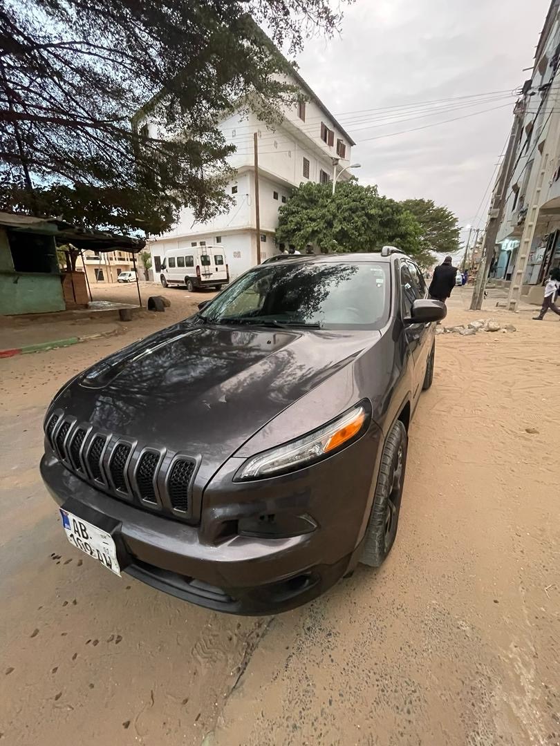 Jeep Cherokee 2018 à louer à Dakar — Gunóor