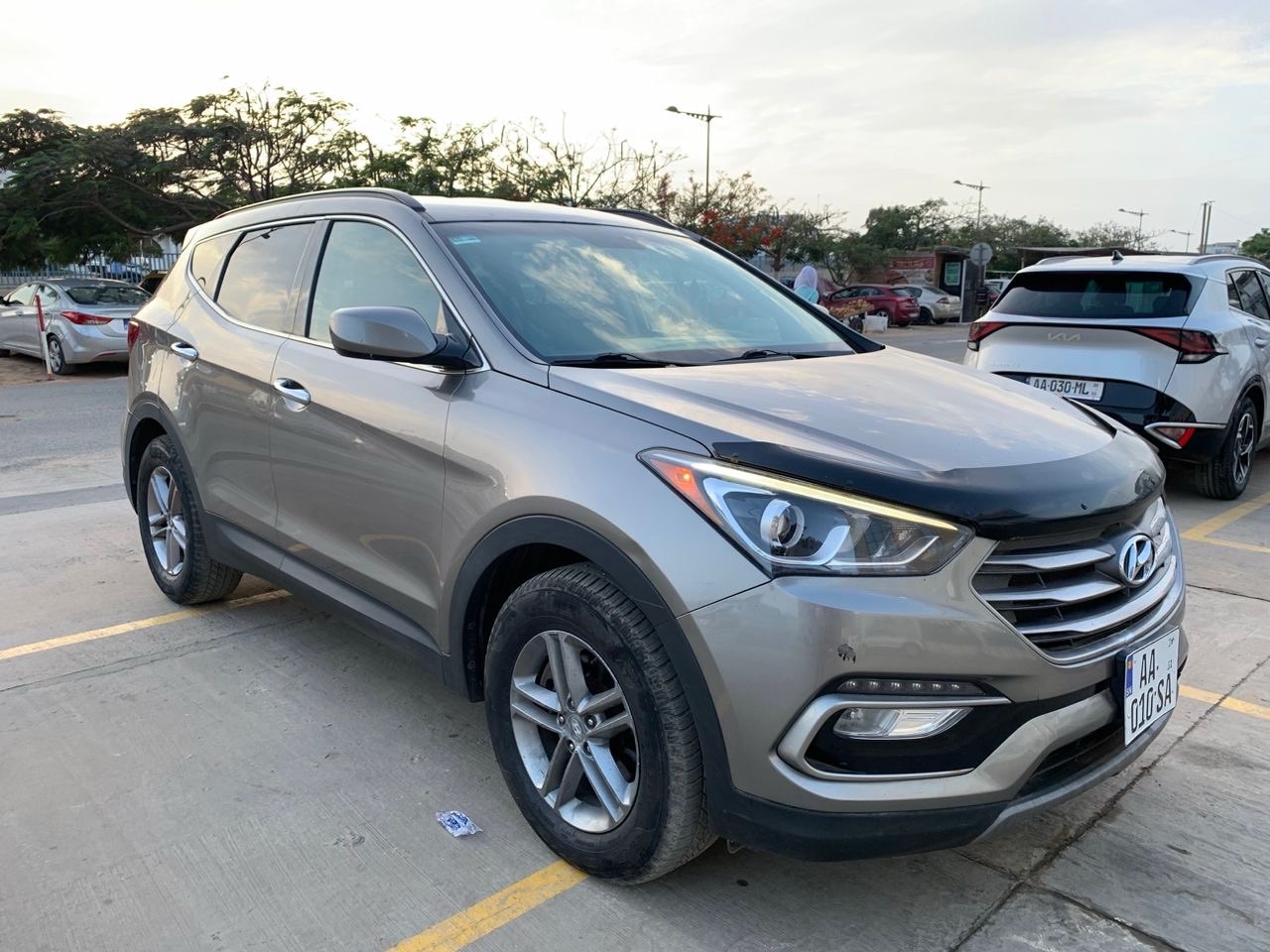 Hyundai Santa Fe 2024 à louer à Dakar — Gunóor